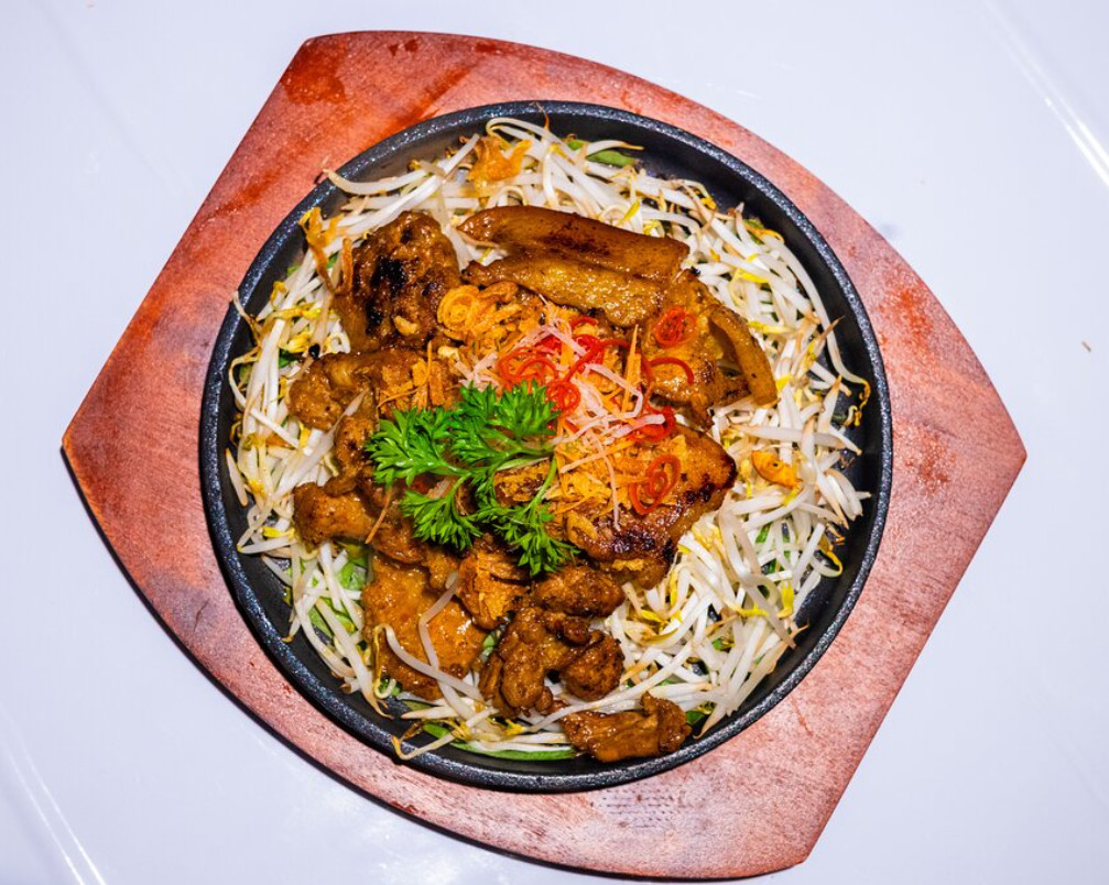 Ha Noi's traditional grilled pork served with rice noodle and vegetables